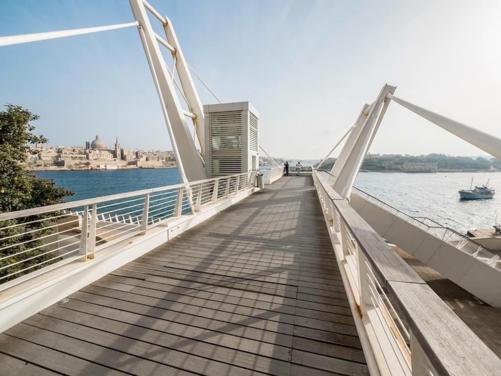 Seafront Luxury Apartment With Pool Сліма Екстер'єр фото